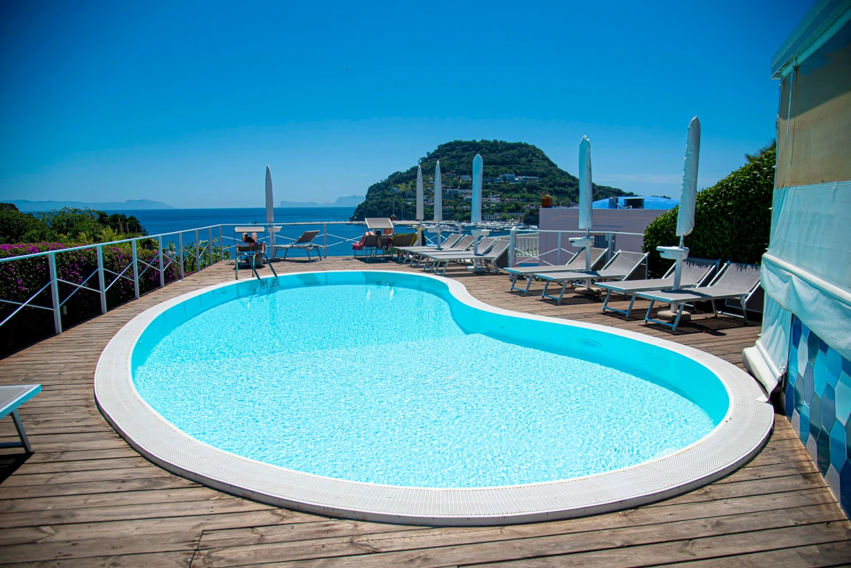 Piscina Pennadio Rooms vista mare